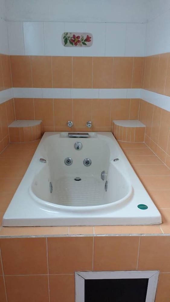 Double Room, 1 King Bed, Jetted Tub photo 2