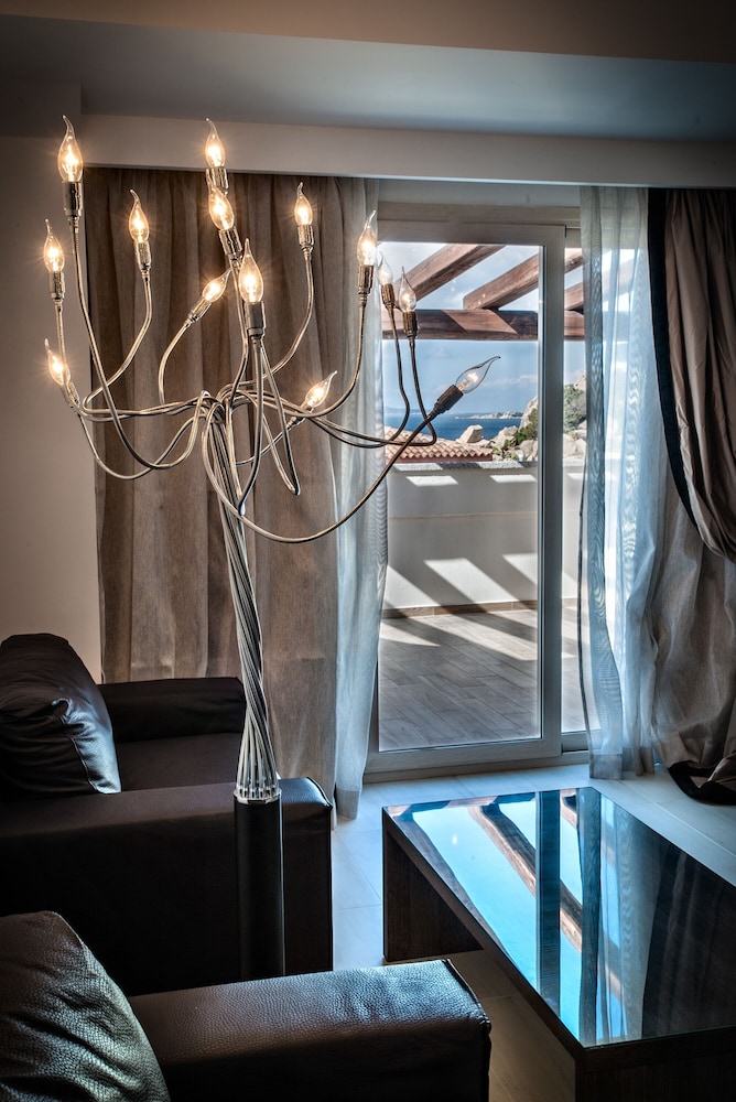 Design Suite, 1 Queen Bed, Partial Sea View photo 3