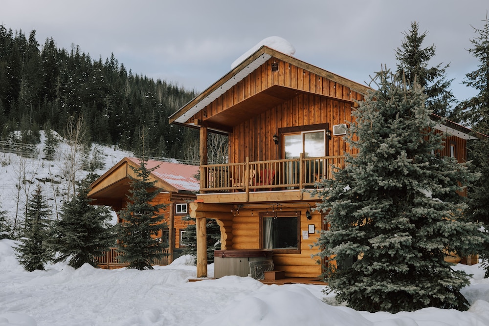 Premium Cabin, 2 Bedrooms, Kitchen (Not Pet Friendly)