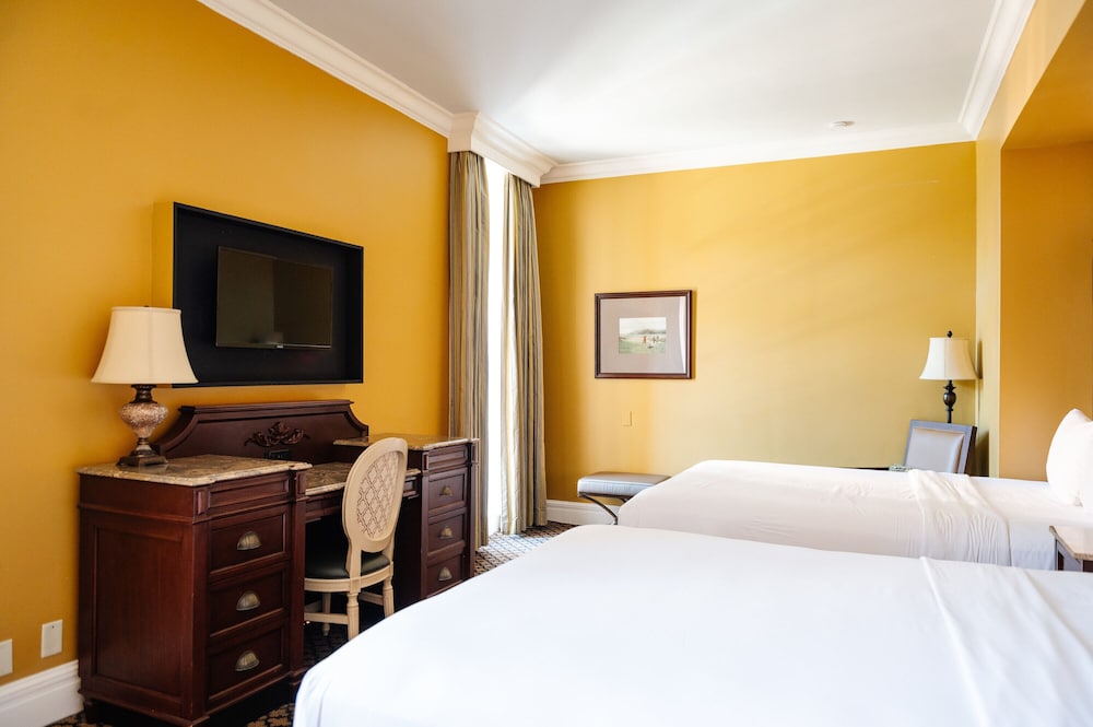 Double Queen Room (24/7 Front Desk) - Photo 6