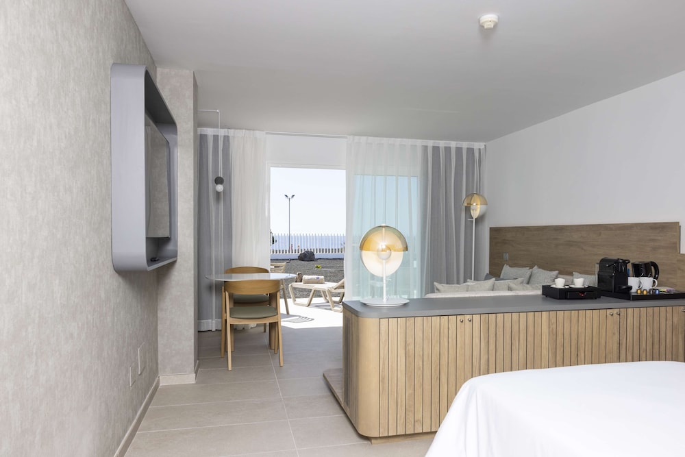 Junior Suite (Ocean Front View) photo 3