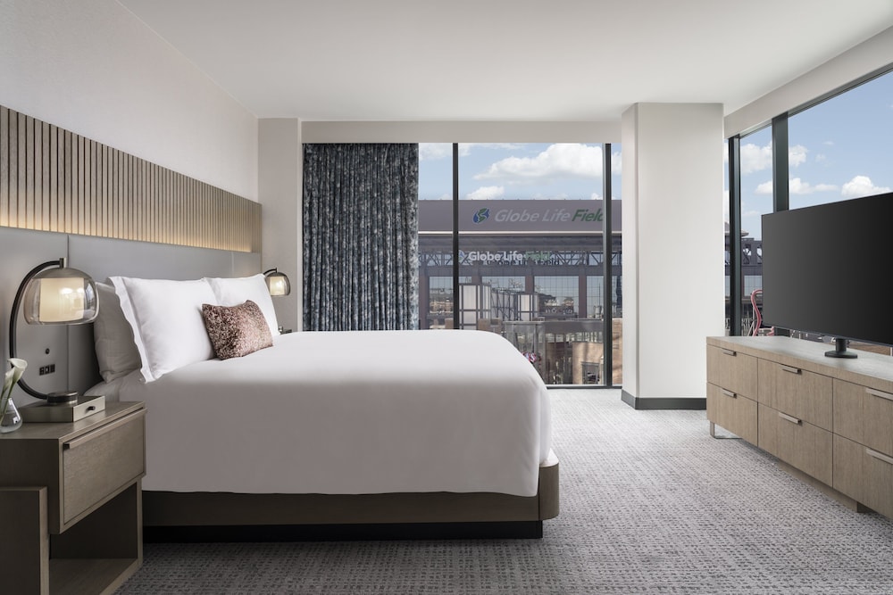 Grand Single Room, 1 King Bed, Mobility Accessible, Corner (Roll-in Shower) photo 3
