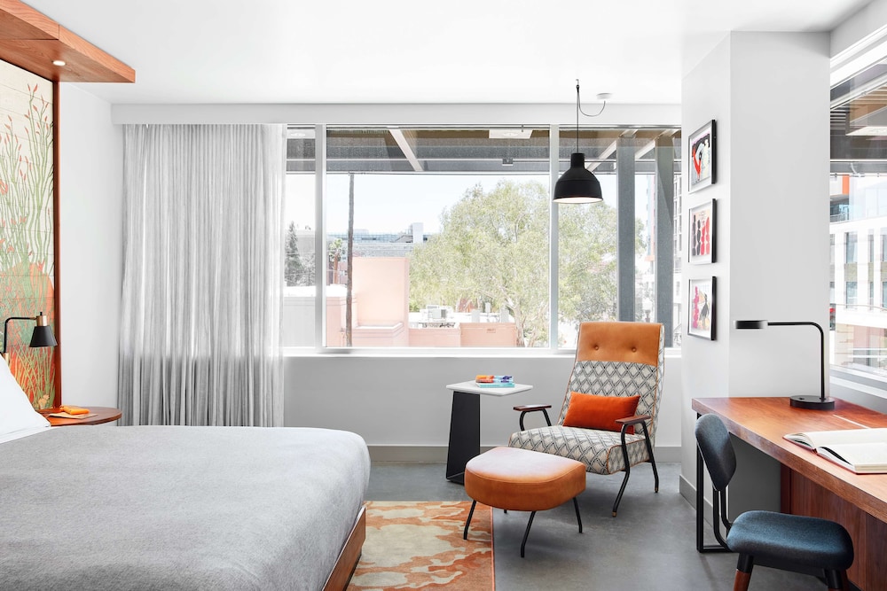 Room, 1 King Bed, Accessible, Corner (Hearing) - Photo 3