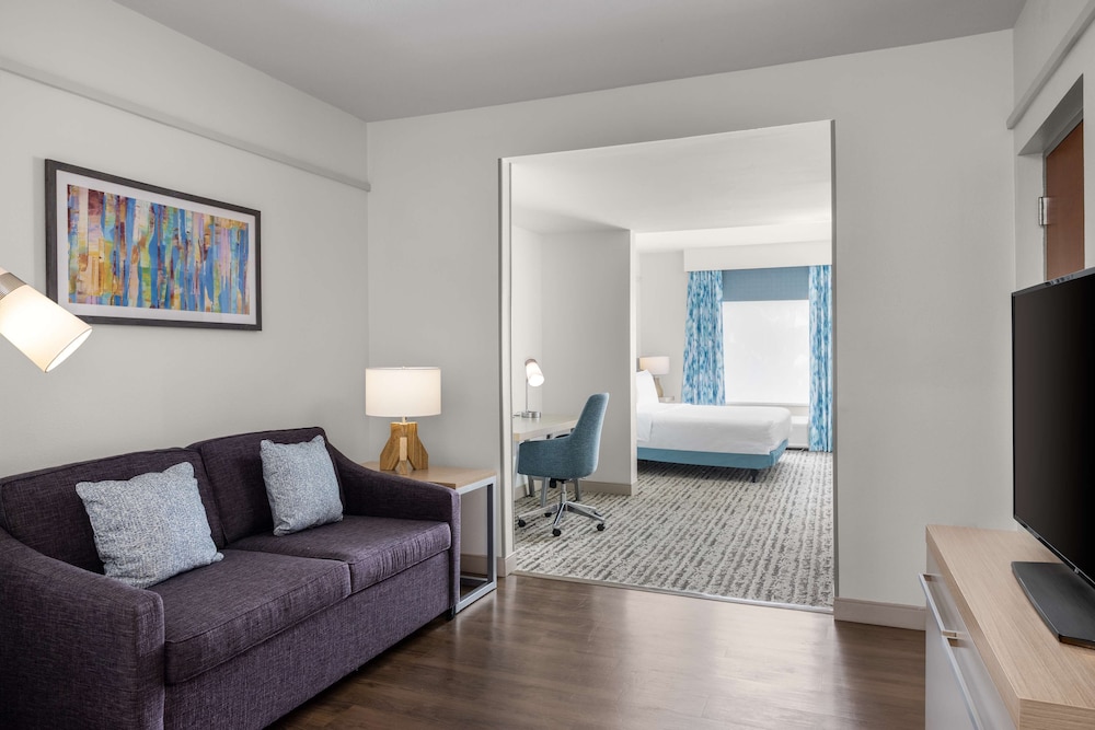 Deluxe Suite, 1 Bedroom, Accessible, Bathtub - Photo 1