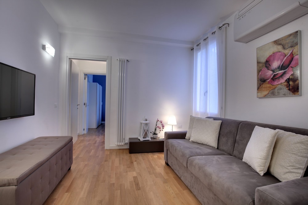 Apartment photo 2