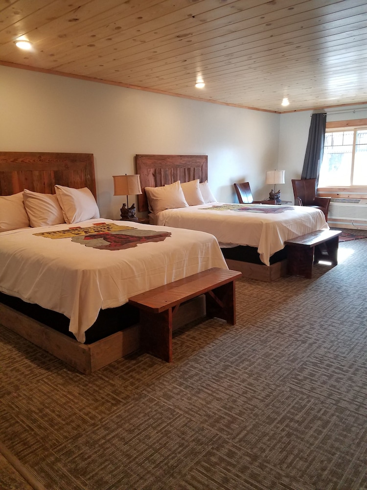 Deluxe Room, 2 Queen Beds, Mountain View