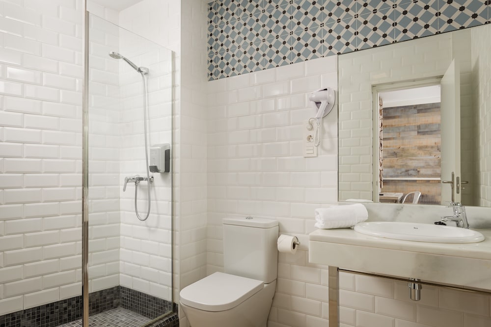 Double Room - Photo 16