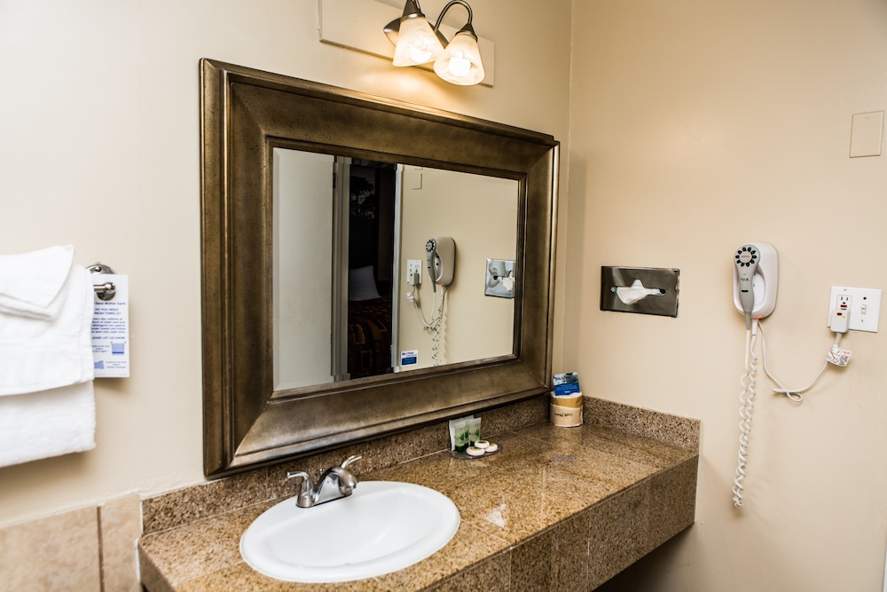 Suite, 2 Bedrooms - Photo 24