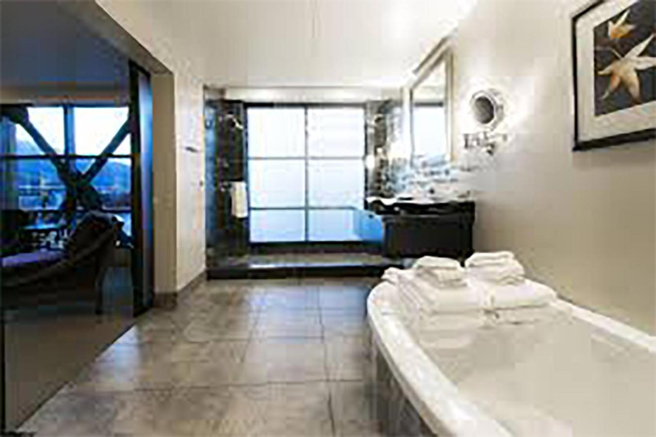 Three-Bedroom Suite photo 3