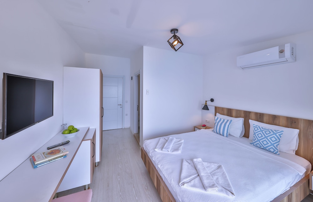 Deluxe Room, Balcony, Sea View photo 3