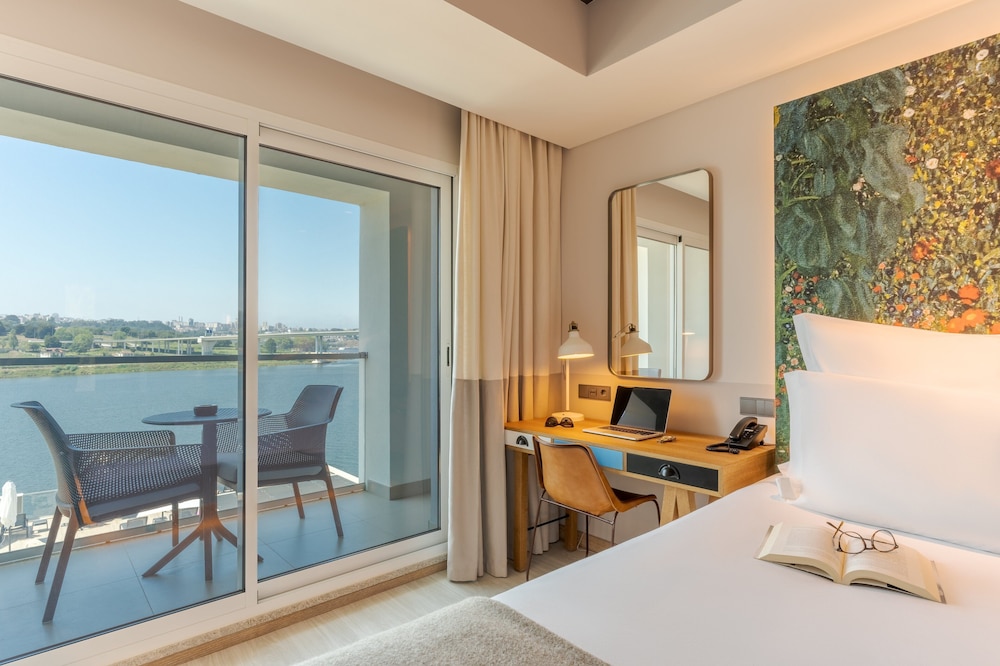 Grand Room, River View - Photo 1
