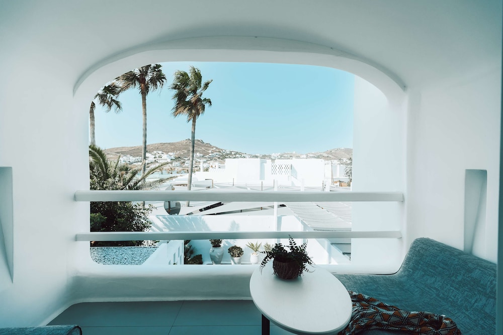 Standard Double Room, 1 King Bed, Partial Sea View photo 2