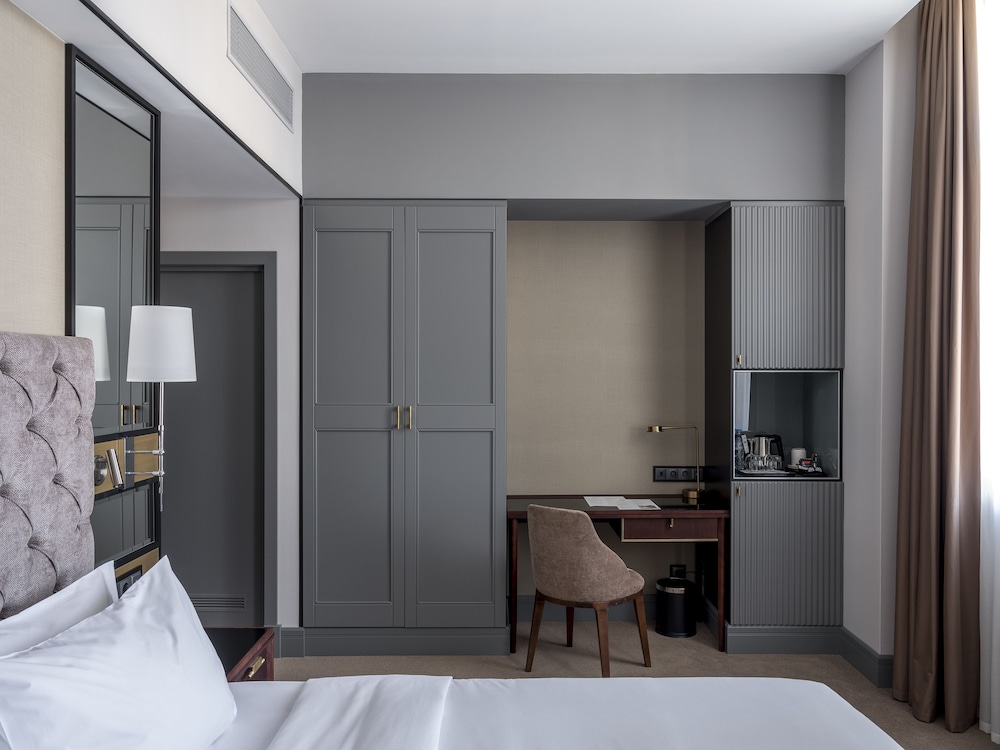 Deluxe Room, 1 King Bed, City View photo 2