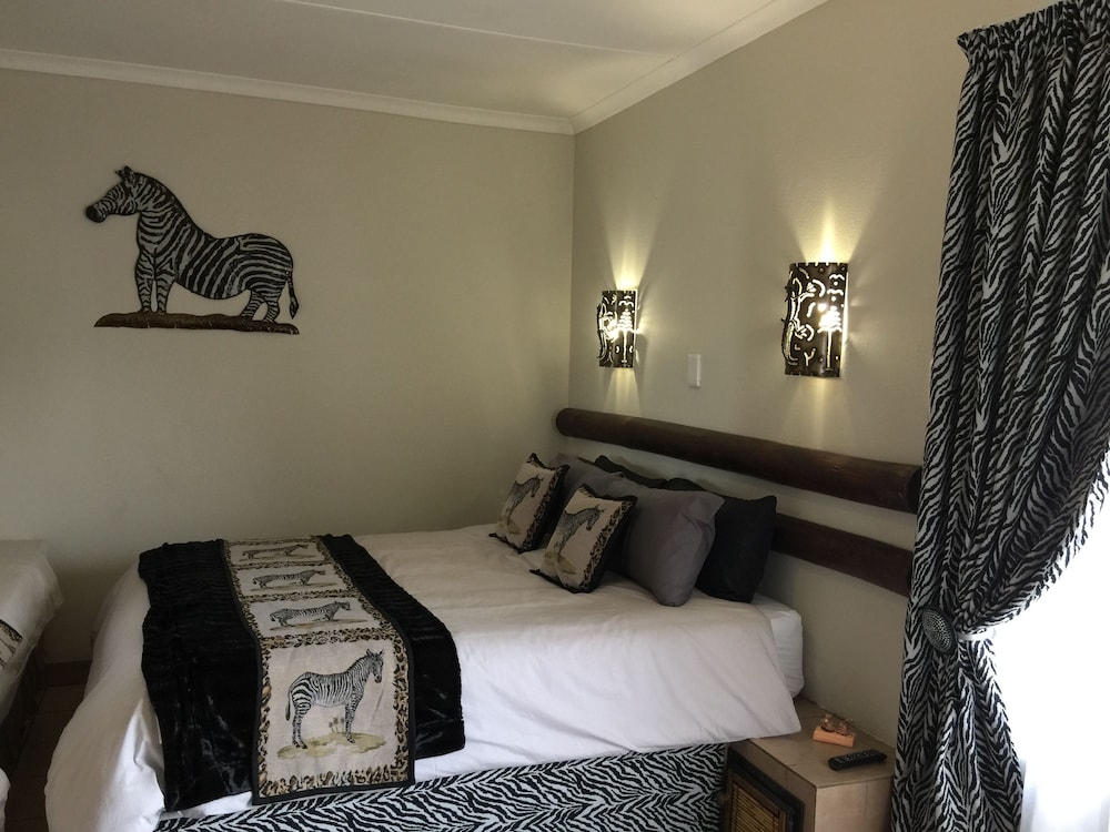 Family Room (Deluxe African 3) photo 2