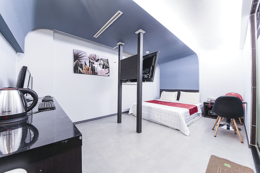 Deluxe Room (1 King-size Mattress) photo 3