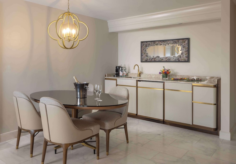 Luxury Suite, 1 King Bed, Accessible