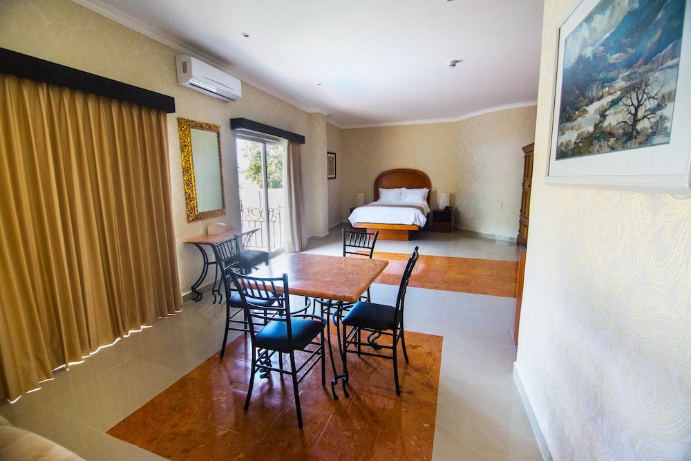 Studio Suite, 1 Queen Bed, Pool View