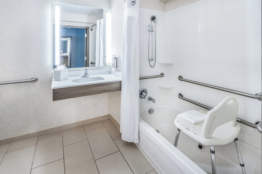 Suite, 2 Queen Beds, Accessible Bathtub photo 3