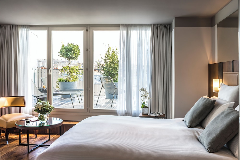 Junior Suite, 1 Queen Bed, Terrace thumbnail 5