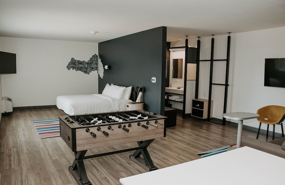 Room, 1 King Bed (Mobility Accessible, Roll-in Shower) photo 1
