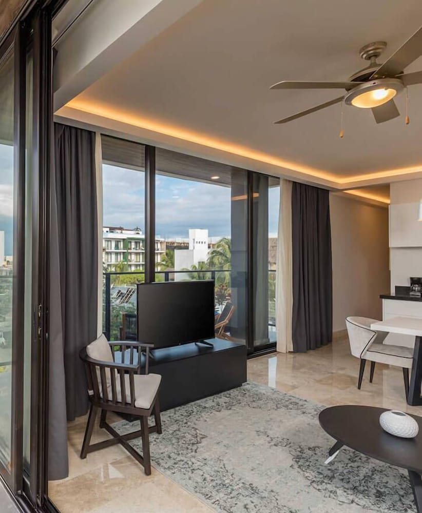 One Bedroom Corner Suite - Photo 3