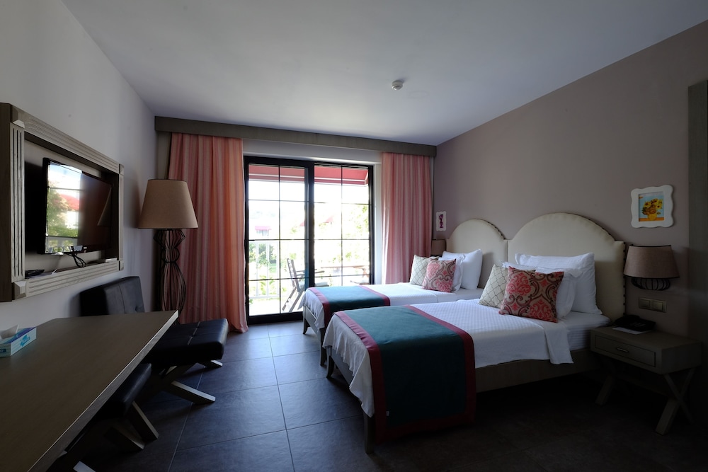 Family Room, 2 Bedrooms, 2 Bathrooms, Pool View photo 1
