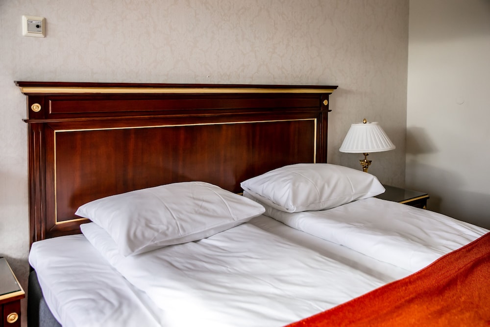 Small Family Double or Twin Room, Partial Lake View photo 2