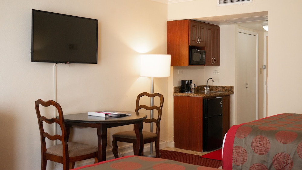 Room, 2 Queen Beds, Non Smoking, Balcony (Partial Ocean View) - Photo 5