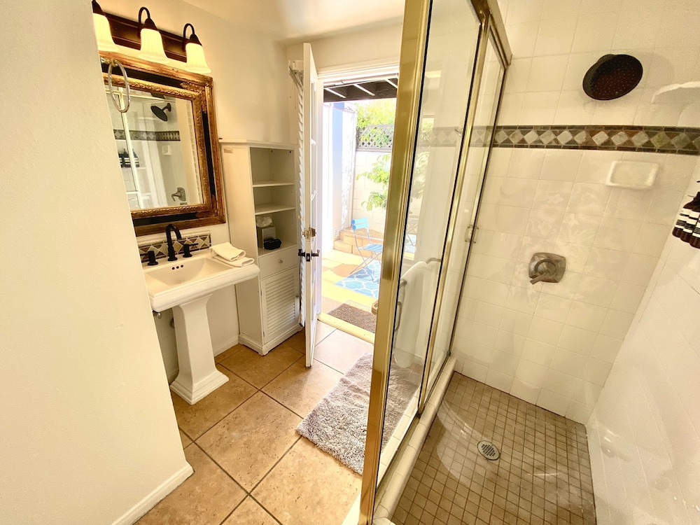 Deluxe Studio Suite, 1 King Bed, Pool View photo 2