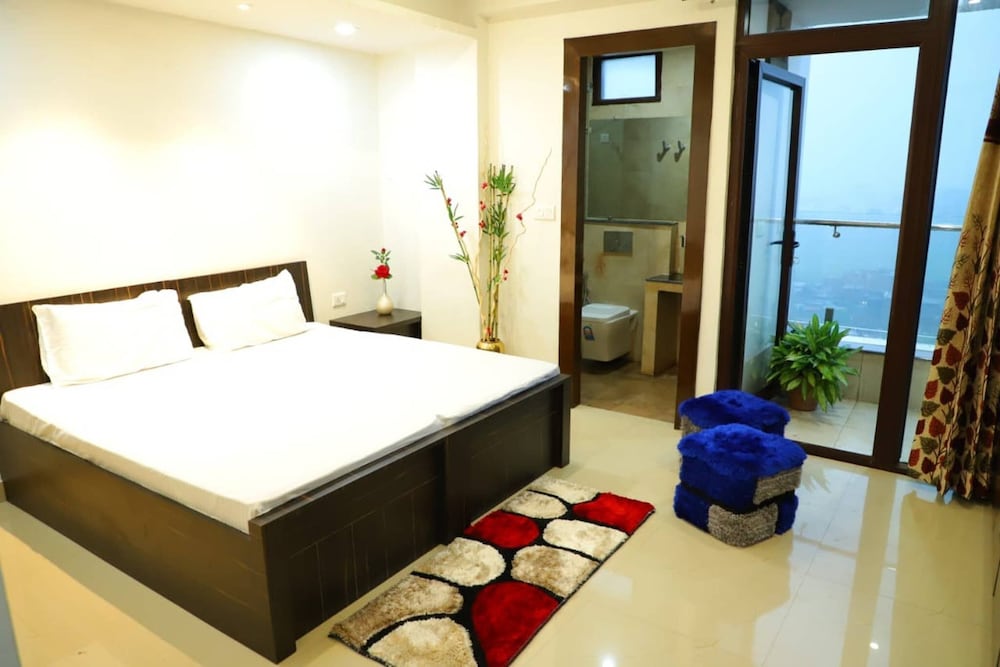 Condo, 3 Bedrooms, Accessible, Smoking