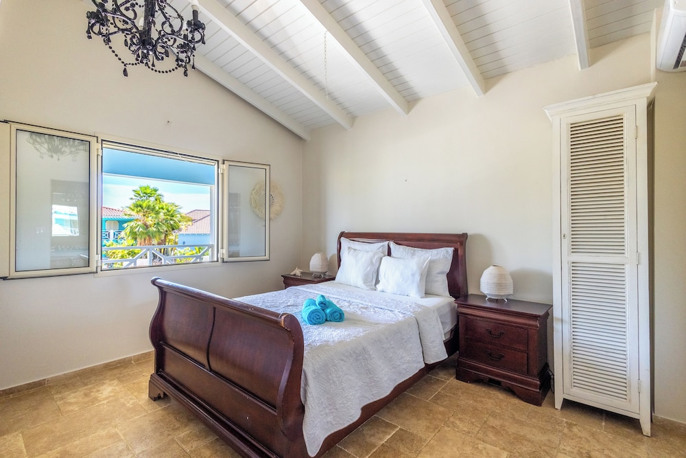Deluxe Loft, 1 Queen Bed, Lagoon View photo 3