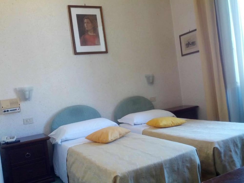 Standard Double or Twin Room - Photo 3