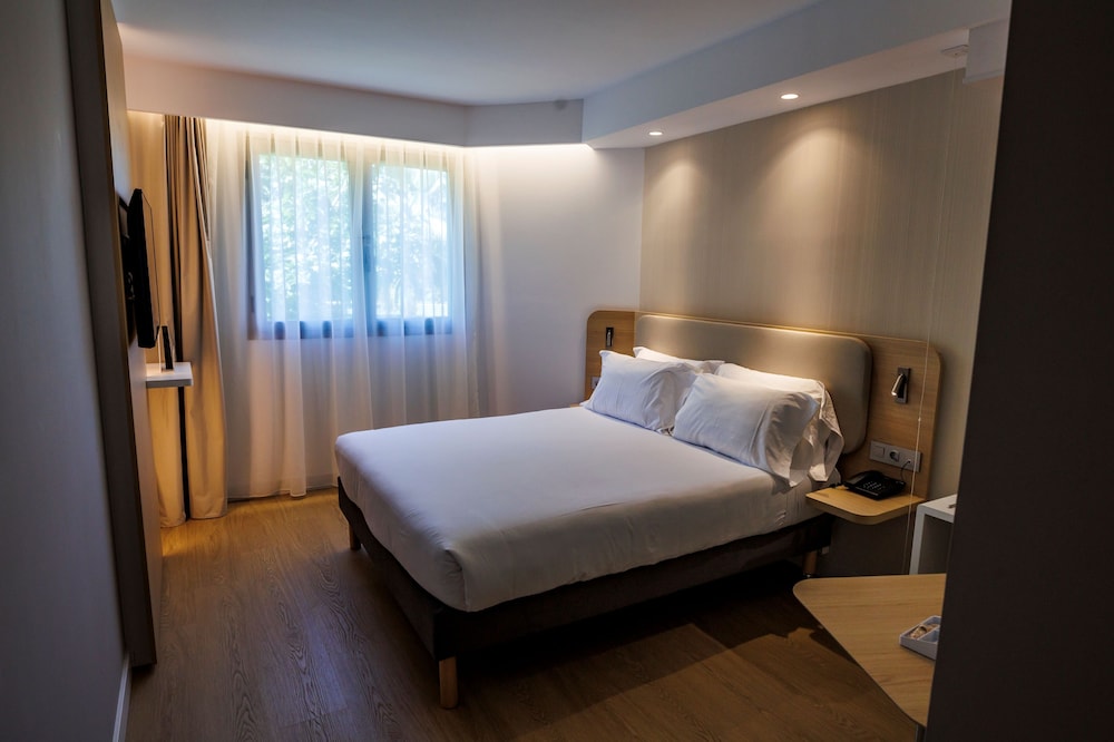 Standard Room, 1 Queen Bed, Accessible photo 2
