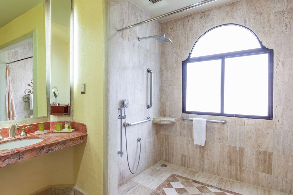 Junior Suite, Accessible (Roll-in Shower) - Photo 5