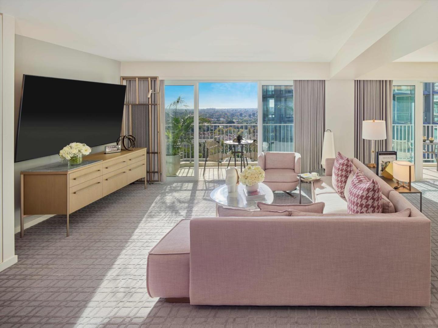 Premiere One Bedroom Suite with Lounge Access - Hearing Access