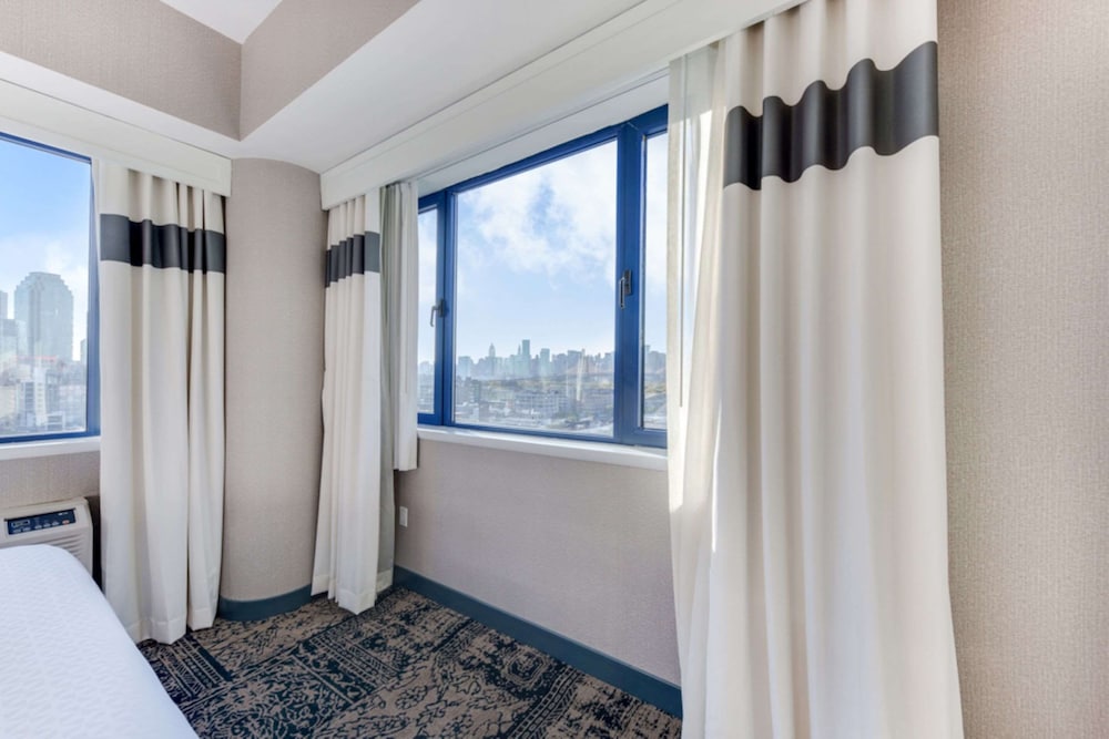 Executive Suite, 1 King Bed, Refrigerator & Microwave, City View (Walk-in Shower;with Sofabed) - Photo 1