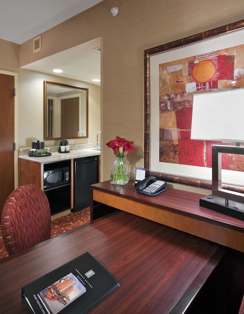 Premium Suite, 1 King Bed, Non Smoking, Mountain View - Photo 7