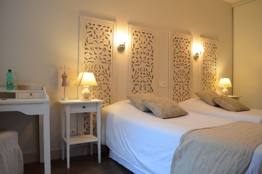 Deluxe Twin Room, 2 Twin Beds, Pool Access photo 3