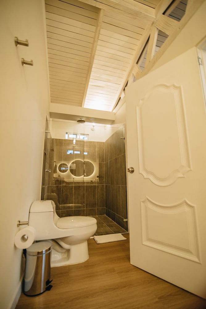 Standard Double Room, 1 Queen Bed, Pool View (First Level) photo 2