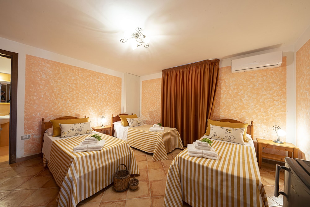 Basic Triple Room, Patio