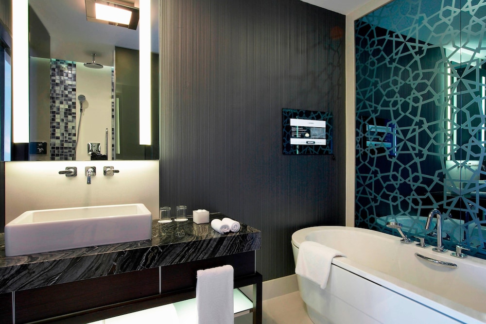 Signature Suite, Club lounge access, 1 King, Bosphorus view thumbnail 5
