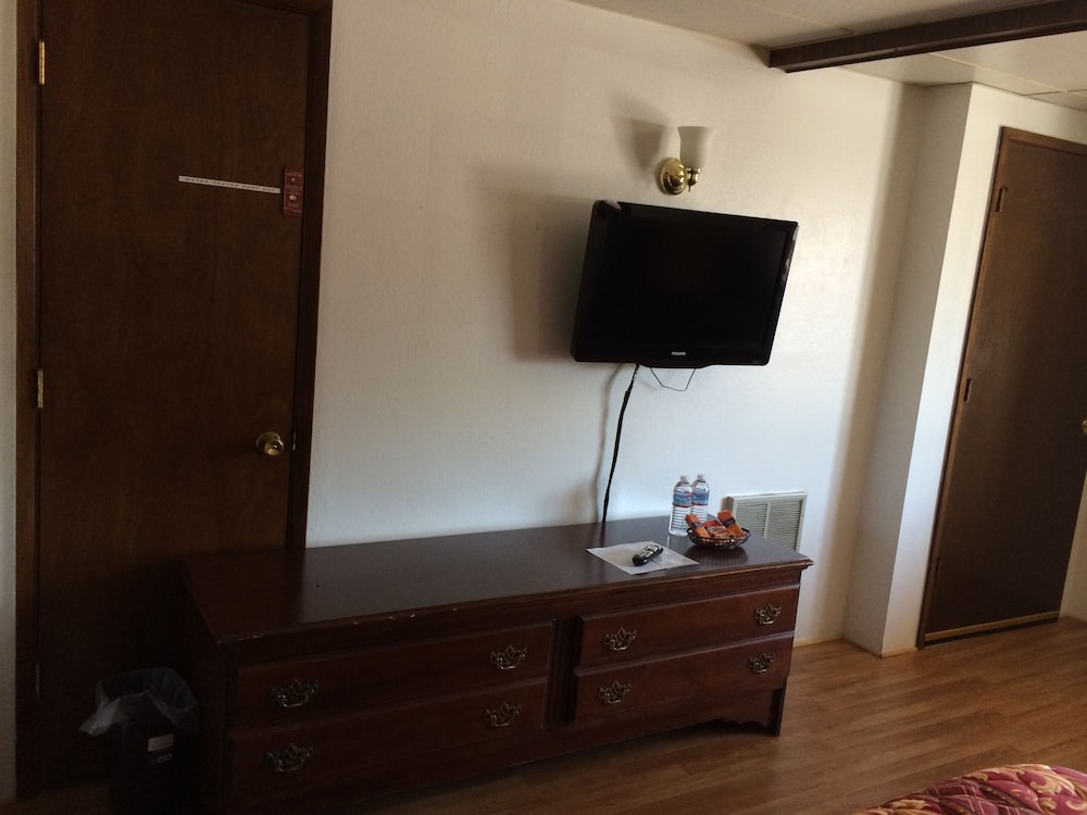 Deluxe Room, 1 King Bed photo 3