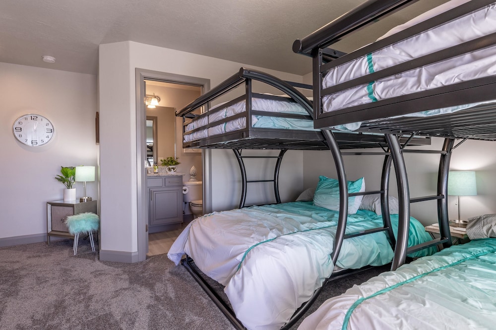 Townhome, Multiple Beds (Fun At The Ledges) photo 2