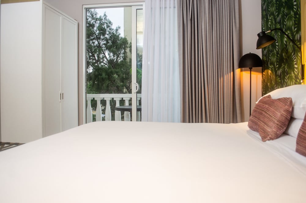 Room, 1 King Bed, Non Smoking, Balcony - Photo 2