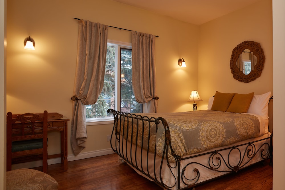 Deluxe Room, 1 Queen Bed, Park View (Mount Rundle)