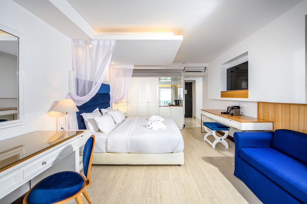 Superior Room with Sea View - Photo 2