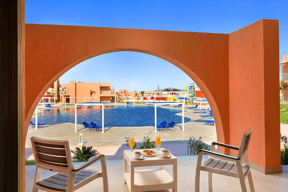 Family Triple Room, Pool View - Photo 5