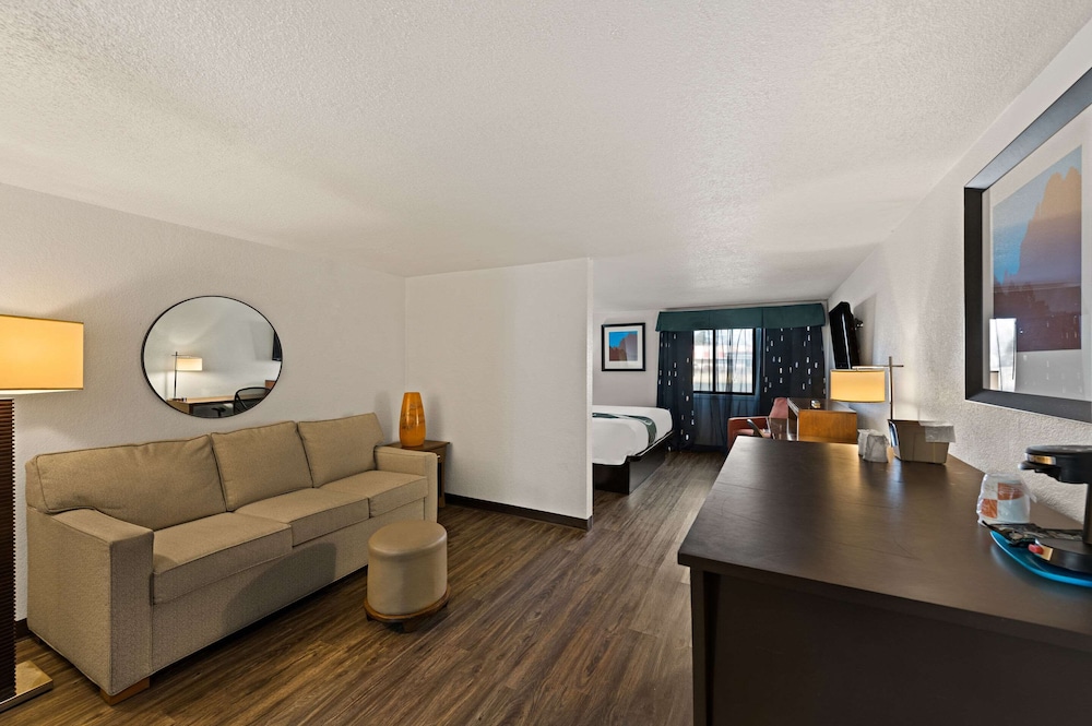 Business Suite, 1 King Bed, Non Smoking - Photo 1