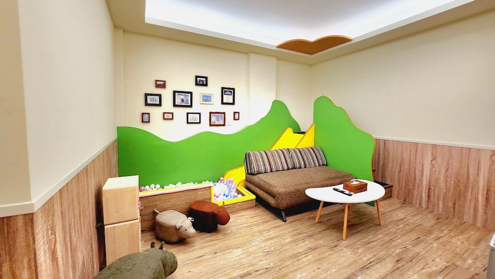 Gallery Quadruple Room, Bathtub