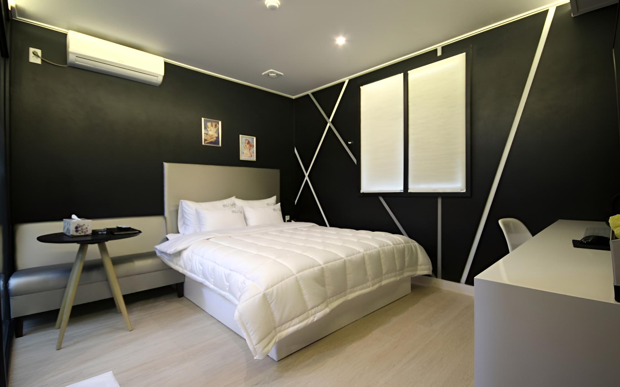 Room (ROOM where you can watch movies - Con)